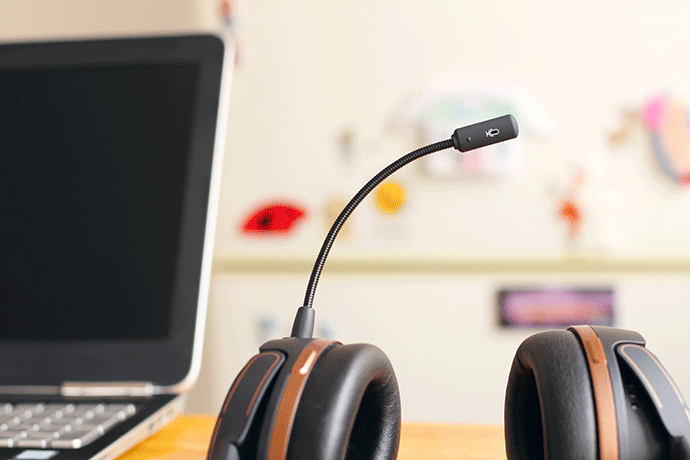 An image of a headset, which is one of the pieces of technology that job-seekers need to demonstrate their knowledge of on their customer service representative cover letters.