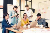 a project manager highlighting her project management skills while working with her team